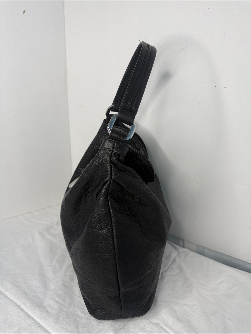 B. Makowsky Black Pebbled Leather Slouchy Hobo Shoulder Bag. - Picture 4 of 9